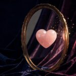 Vénus en signe — quartz rose flottant devant miroir doré ovale sur fond cosmique navy